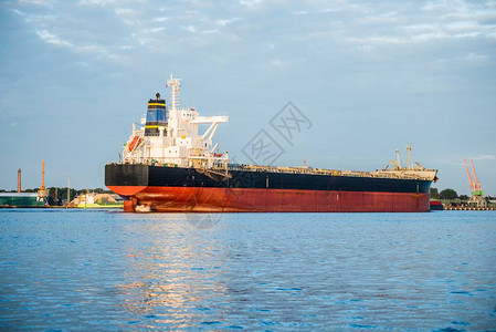 拉脱维亚日落时分在里加港的货船图片
