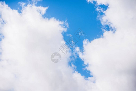 夏日云彩和蓝天拉脱维亚背景图片