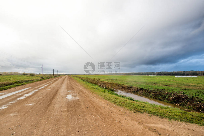 土路田野和上布满图片