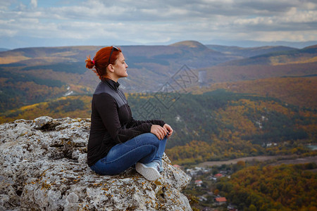 在山峰悬崖边缘做瑜伽高山上冥想面糊的女图片