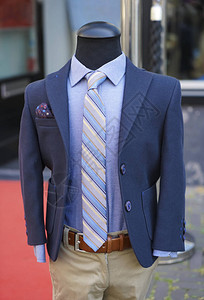 穿着蓝色西装领带的模特儿在IntroChorfo图片