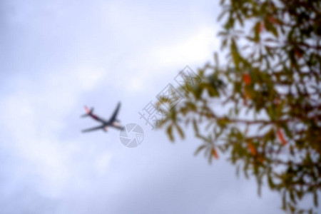 在云彩天空上模糊飞机高速的背景图片