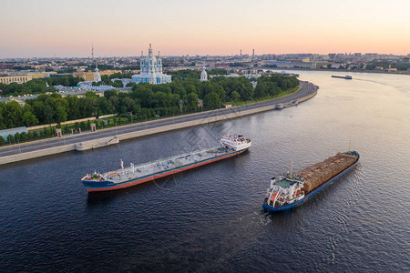 圣彼得堡俄罗斯日落时很棒圣彼得堡的吊桥在涅瓦河上航行俄罗斯的城市图片