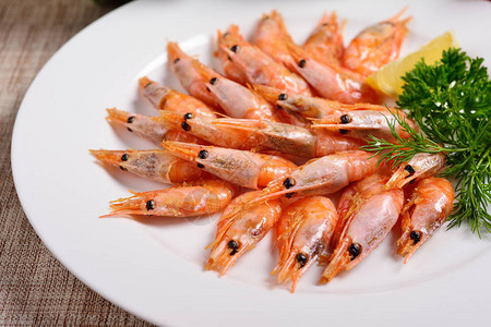 白盘上的虾菜单概念图片