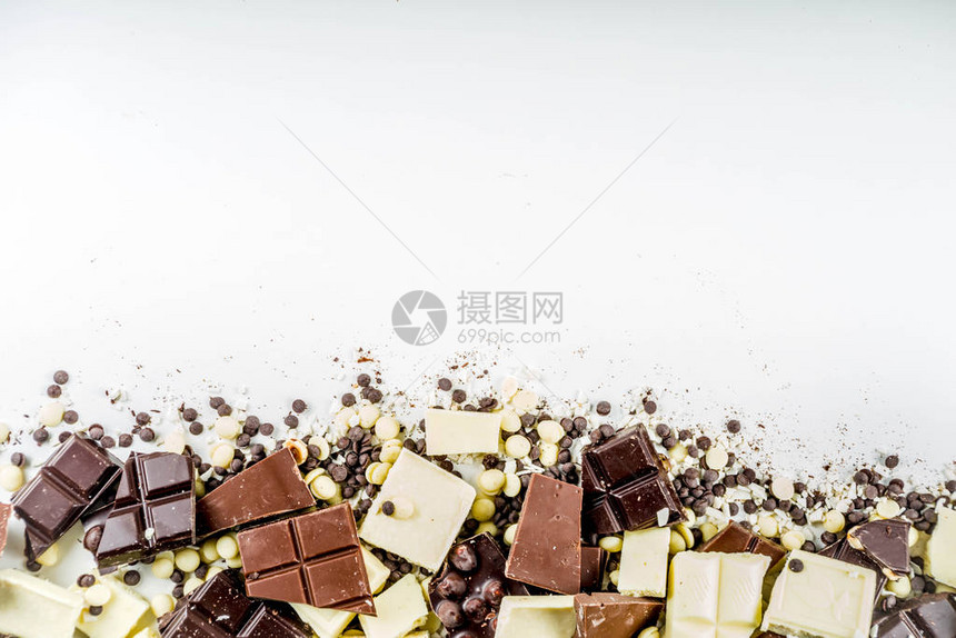 碎黑巧克力牛奶巧克力和白巧克力图片