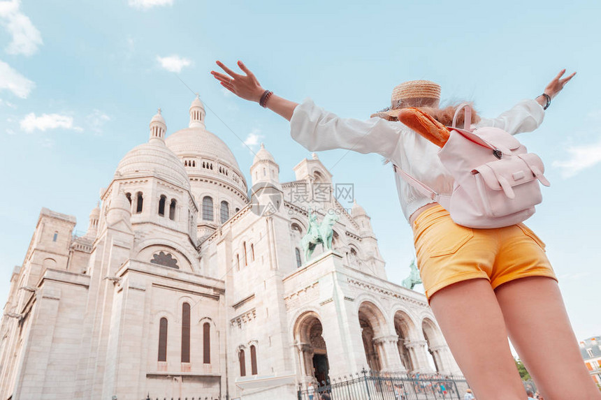 快乐的亚洲女人参观巴黎的主要旅游景点之一蒙马特山上的圣心教堂学生旅行和学图片