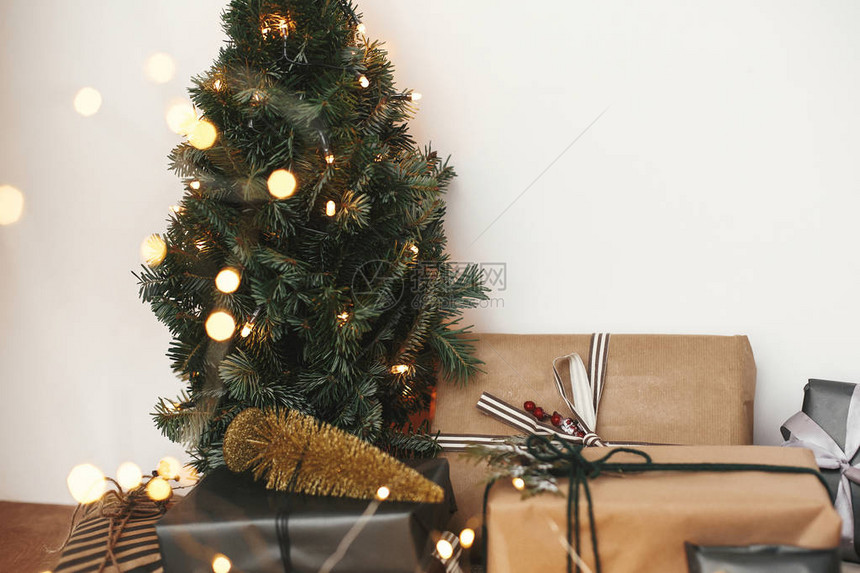 圣诞树下的时尚礼品盒图片
