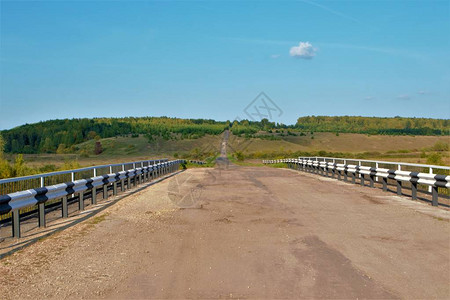 公路离开高山的田地和桥图片