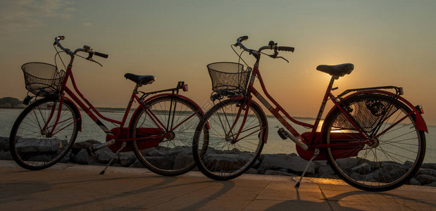 黎明时分停在海边的自行车图片