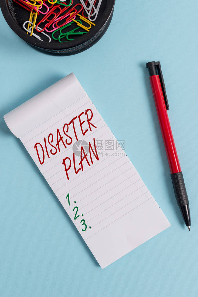 显示灾难计划的书写笔记响应急准备生存和急救箱笔记本和在柔和背景上用鼠标固图片
