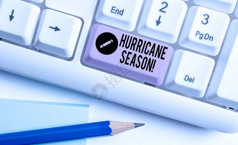 手写文本飓风季节预计大多数热带气旋将开发白色pc键盘的概念照片时间背景图片