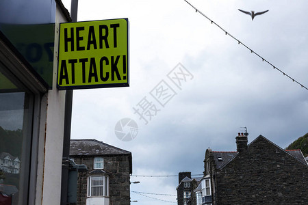 显示心脏病发作的书写笔记突发冠状动脉血栓致死的商业理念街上绿色广告牌图片