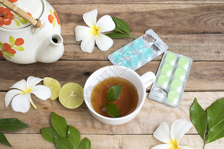 草药健康饮料热茶和含茶壶的保健喉咙痛锭剂图片