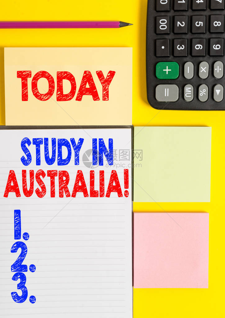 写笔记显示在澳大利亚学习进入外国订单的商业概念完成您的学习黄色背景表上有复制空图片