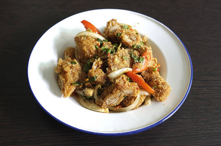 泰国菜深炸鸡肉沙拉或泰国名YumK图片