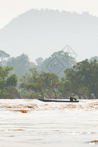 湄公河急流的老挝渔民在雨季LiPhi瀑布图片