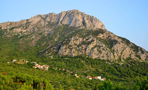 克鲁比奥纳克罗地亚南达尔马提亚RivieraMakarska村Gradac村上方Rilic山背景