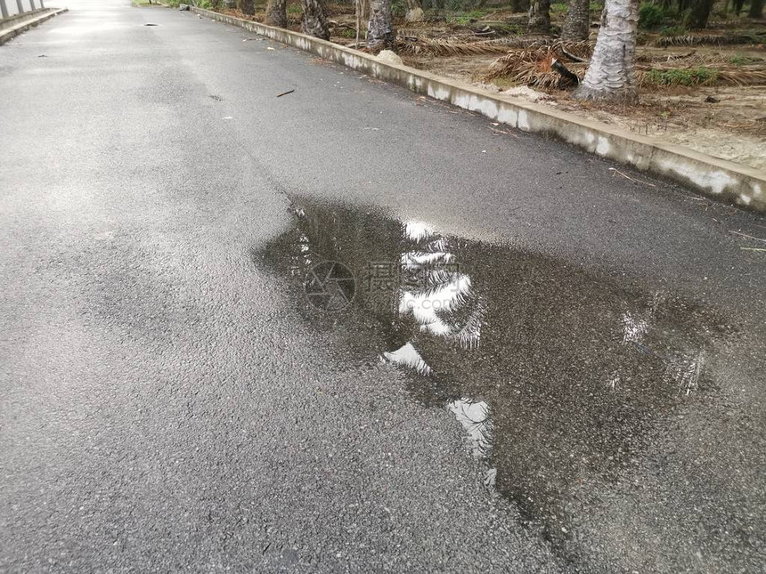 住宅街雨后水坑图片