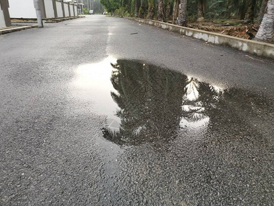 住宅街雨后水坑图片