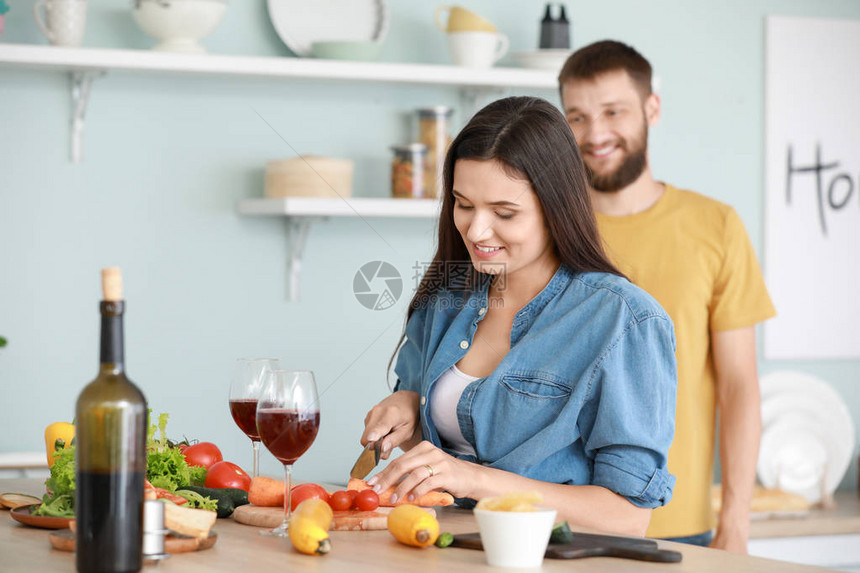 年轻夫妇一起在厨房做饭图片