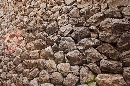 古老的岩石露头人行道明亮的阳光警告语气云南城图片