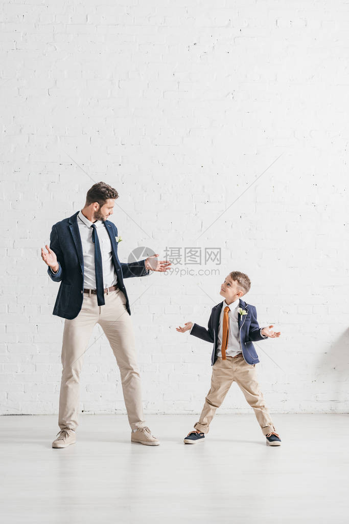 父亲和儿子穿着夹克全长的视线穿着布顿尼内裤图片