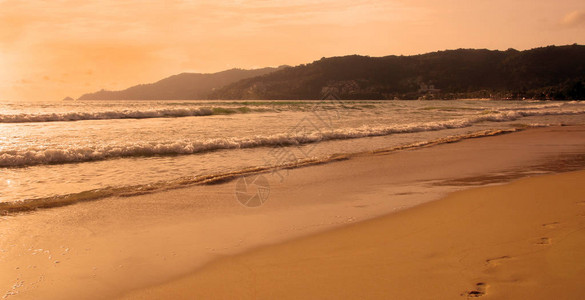 在海滩的日落芭东普吉岛泰国背景图片