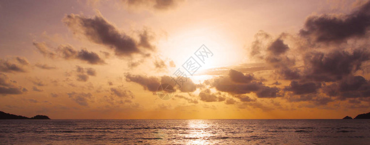 在海滩的日落芭东普吉岛泰国图片