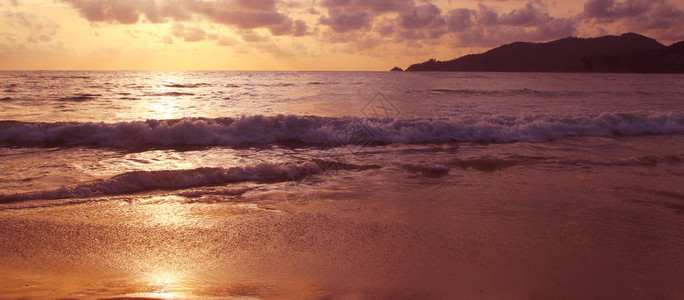 在海滩的日落芭东普吉岛泰国图片