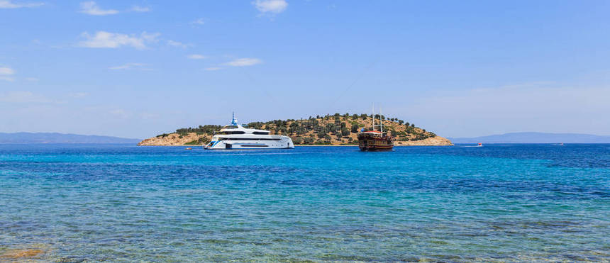 在希腊的爱琴海游艇和观光船对美丽的绿图片