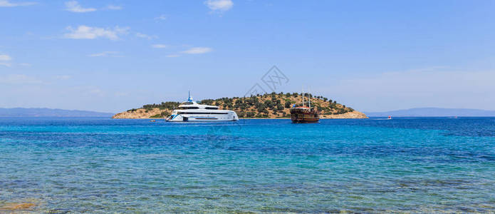 在希腊的爱琴海游艇和观光船对美丽的绿图片