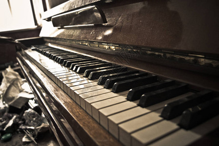 废弃的旧钢琴键盘关闭视图图片