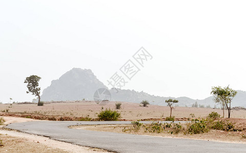 印度贾坎德邦乔塔那格浦尔高原的干燥丘陵半干旱地区高清图片