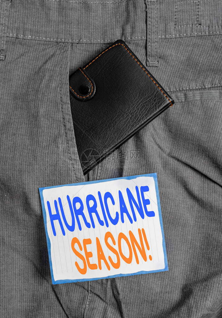手写文本飓风季节预计大多数热带气旋将在男裤前袋内靠近记号纸的小钱包内形成的图片