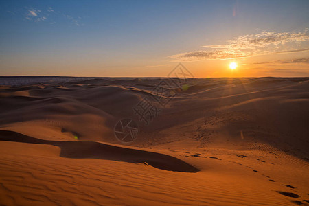 沙丘上美丽的日落哈萨克斯坦巴图片