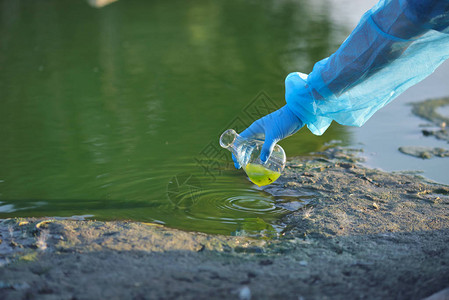 研究人员在取湖中受污染水样本过程中的近身环保主义者亲手接触图片