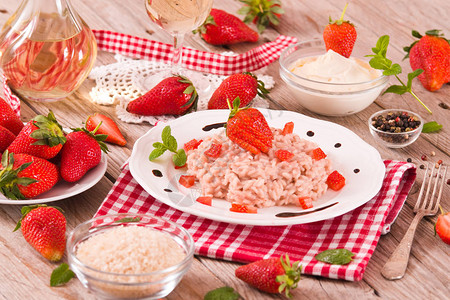 草莓烩饭配薄荷和醋图片