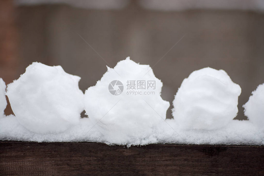真正的雪球和他们的手从冬天的清新雪中拍图片