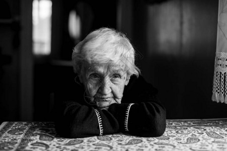 一个可怜的老太的黑白肖像照顾孤单的图片