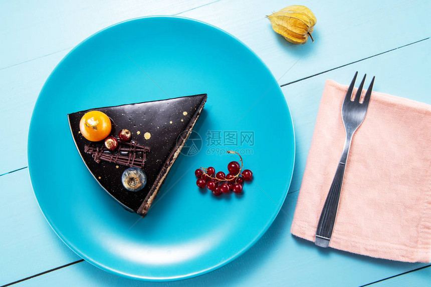 巧克力蛋糕装饰品和水果图片