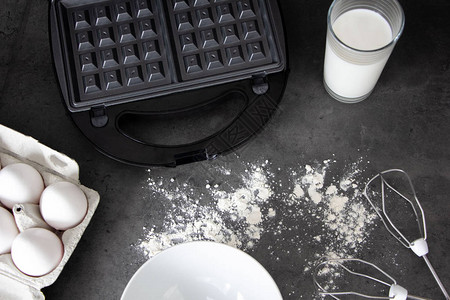 在家制作威化饼一杯牛奶一个华夫饼机鸡蛋面粉和搅拌图片