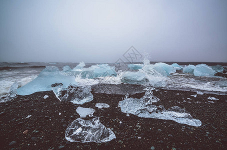 冰岛钻石海滩上的冰山图片