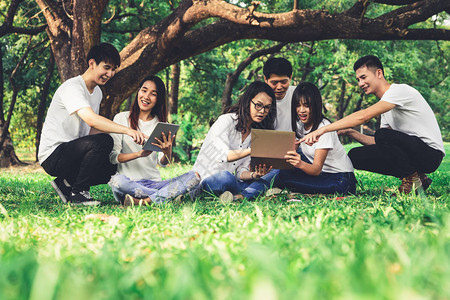 在大学或校公园的小组项目中学习的年轻学生团队快乐学习社区团队合作和图片