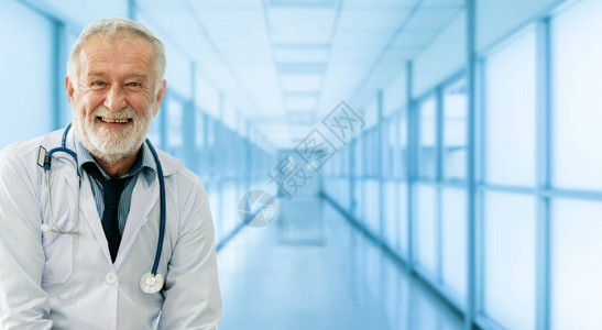 在医院工作的高级男医生医疗保健和医生图片