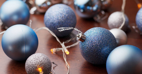 蓝色圣诞树装饰球图片