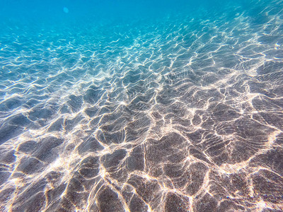 清澈的水下背景与沙质海底图片