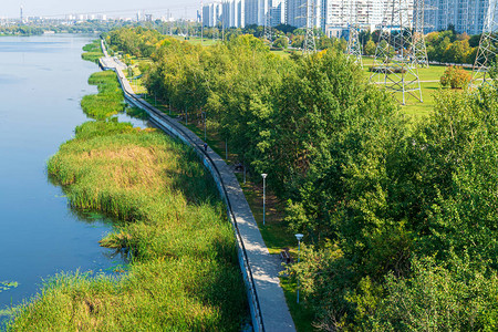 俄罗斯莫科郊区的公园和多层住宅建筑图片