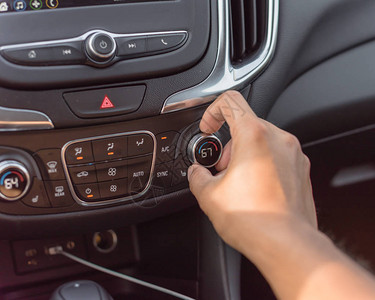 现代汽车冷却温度的右手旋钮调节到67华氏度亚洲男手在仪图片