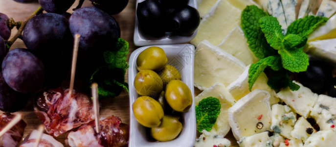 绿色橄榄有各种奶酪和零食美味的地中海食品美图片