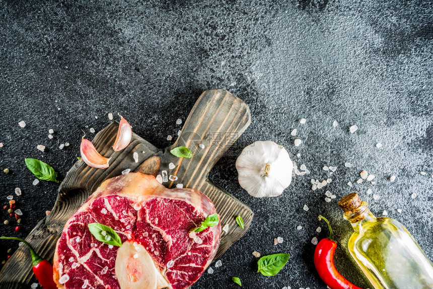Rawossobuco肉牛肉排和烹饪香料黑图片